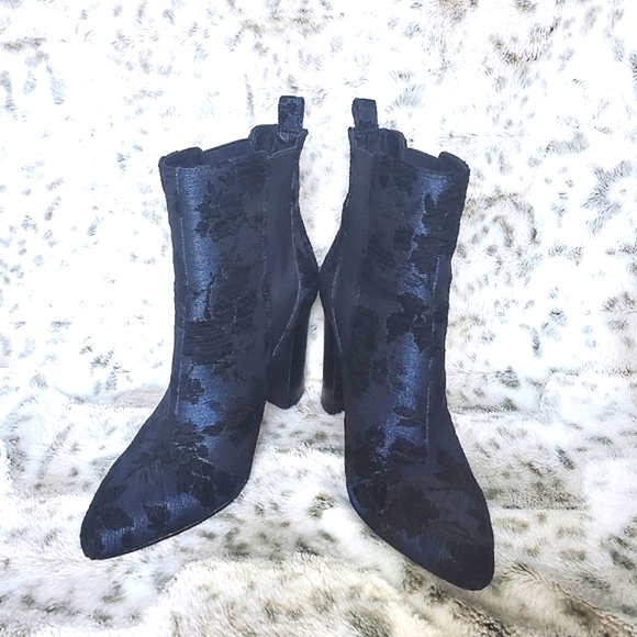 VINCE CAMUTO Britsy Ankle Boot - Picture 2 of 7